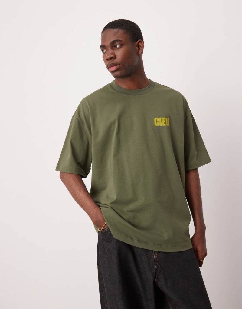 ASOS DESIGN - Oversize-T-Shirt in Khaki mit Brust-Print-Grün von ASOS DESIGN