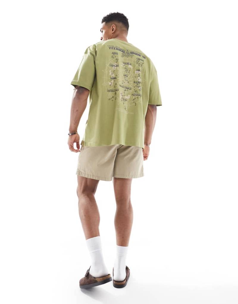 ASOS DESIGN - Oversize-T-Shirt in Khaki mit Himmelskörper-Print-Grün von ASOS DESIGN