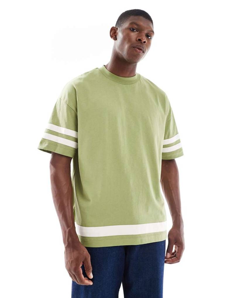 ASOS DESIGN - Oversize-T-Shirt in Khaki mit Kontrast-Design und halblangen Ärmeln-Grün von ASOS DESIGN