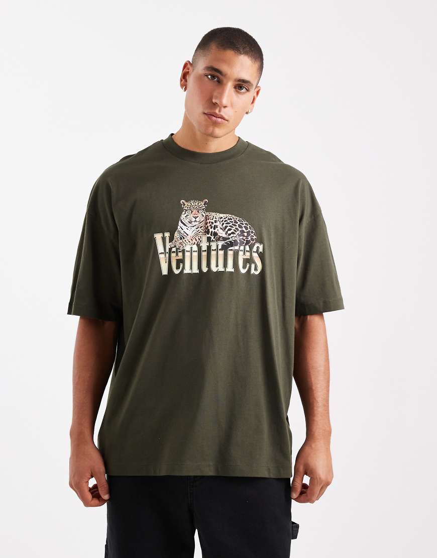 ASOS DESIGN - Oversize-T-Shirt in Khaki mit Leoparden- und Text-Print-Grün von ASOS DESIGN