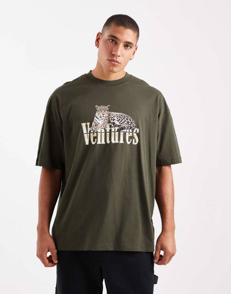 ASOS DESIGN - Oversize-T-Shirt in Khaki mit Leoparden- und Text-Print-Grün von ASOS DESIGN