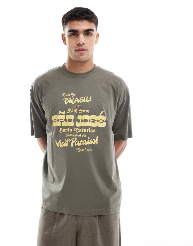 ASOS DESIGN - Oversize-T-Shirt in Khaki mit Stadtnamen-Grafikprint-Grün von ASOS DESIGN