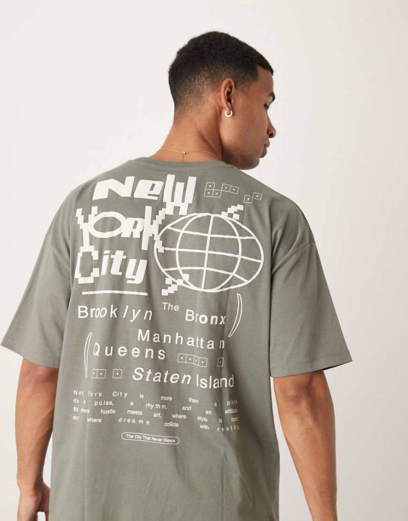ASOS DESIGN - Oversize-T-Shirt in Khaki mit Stadtnamen-Grafikprint-Grün von ASOS DESIGN