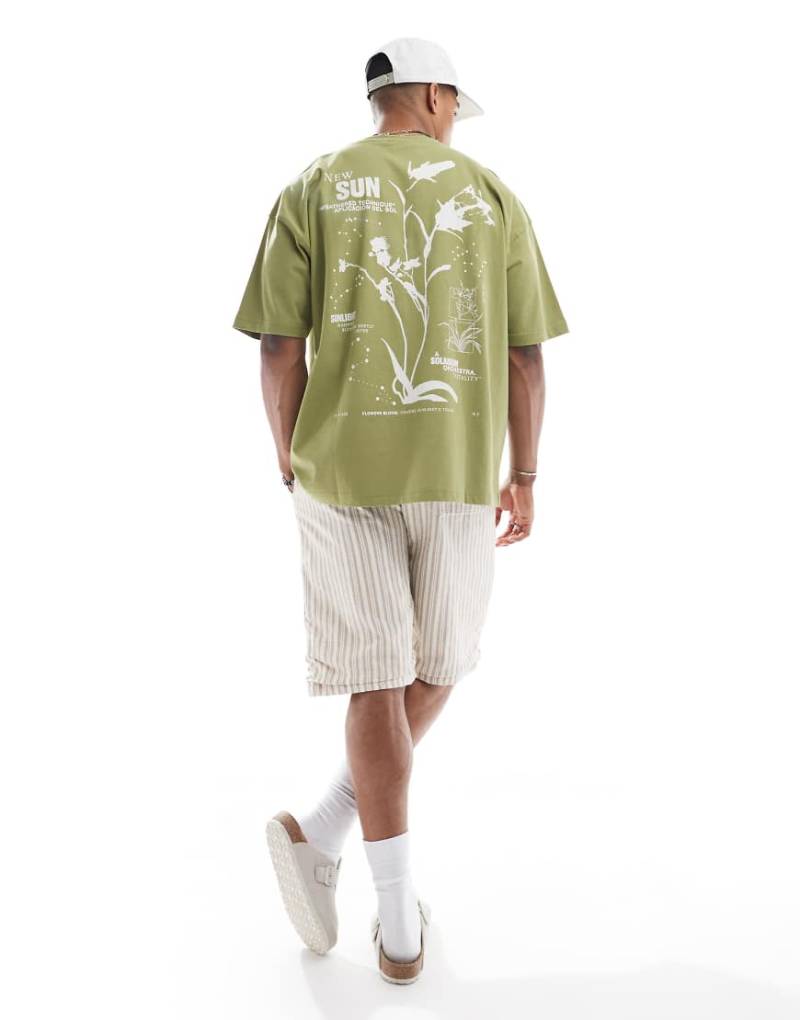 ASOS DESIGN - Oversize-T-Shirt in Khaki mit floraler Grafik-Grün von ASOS DESIGN
