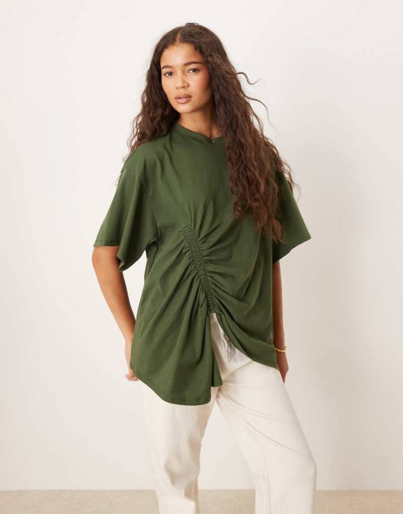 ASOS DESIGN - Oversize-T-Shirt in Khaki mit gerafftem, weich fallendem Saum-Grün von ASOS DESIGN