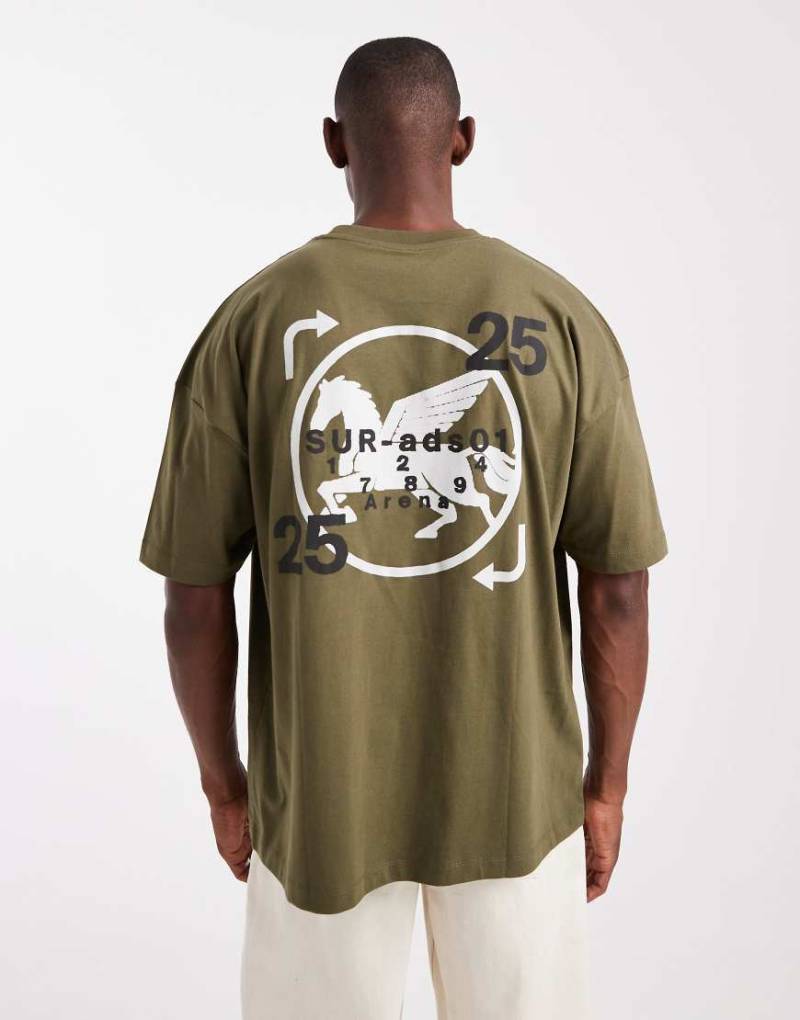 ASOS DESIGN - Oversize-T-Shirt in Khaki mit überschnittener Schulter und Street-Print-Grün von ASOS DESIGN
