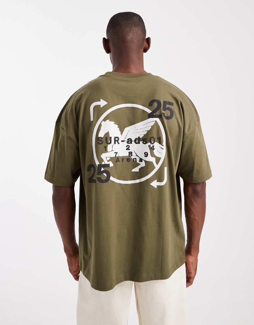 ASOS DESIGN - Oversize-T-Shirt in Khaki mit überschnittener Schulter und Street-Print-Grün von ASOS DESIGN