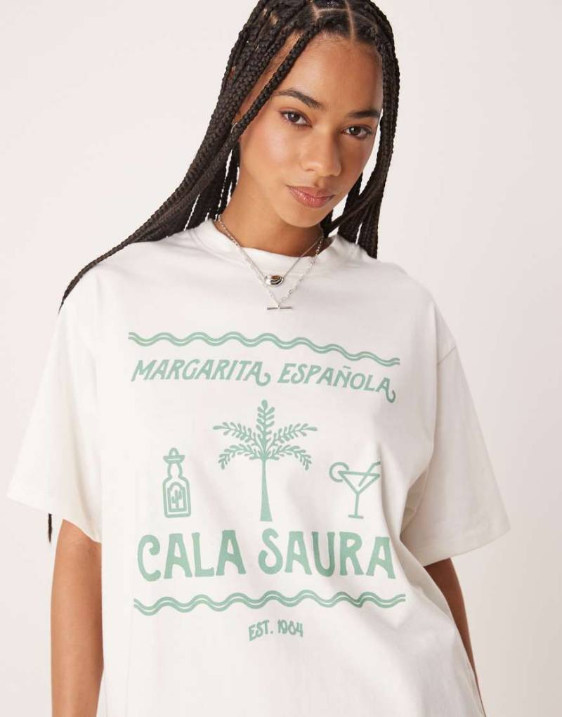 ASOS DESIGN - Oversize-T-Shirt in Kokosmilchweiß mit „Cala Saura"-Print von ASOS DESIGN
