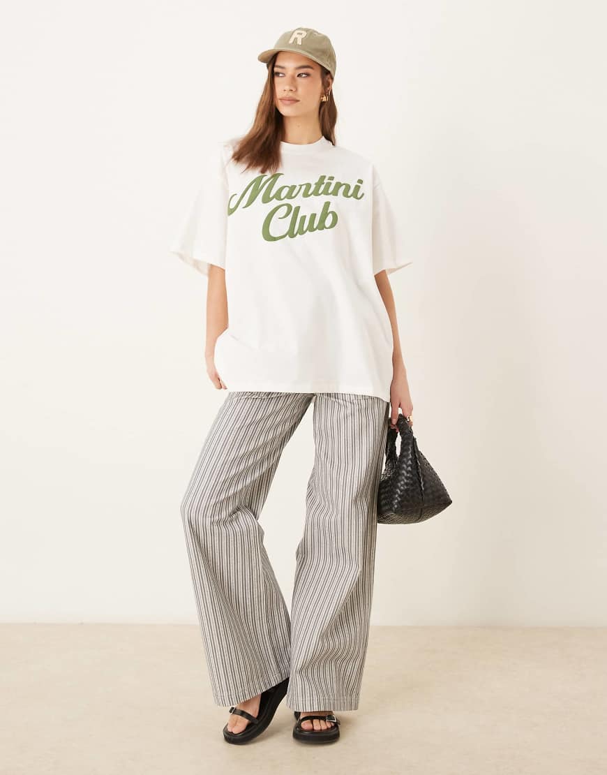 ASOS DESIGN - Oversize-T-Shirt in Kokosmilchweiß mit „Martini Club"-Print von ASOS DESIGN