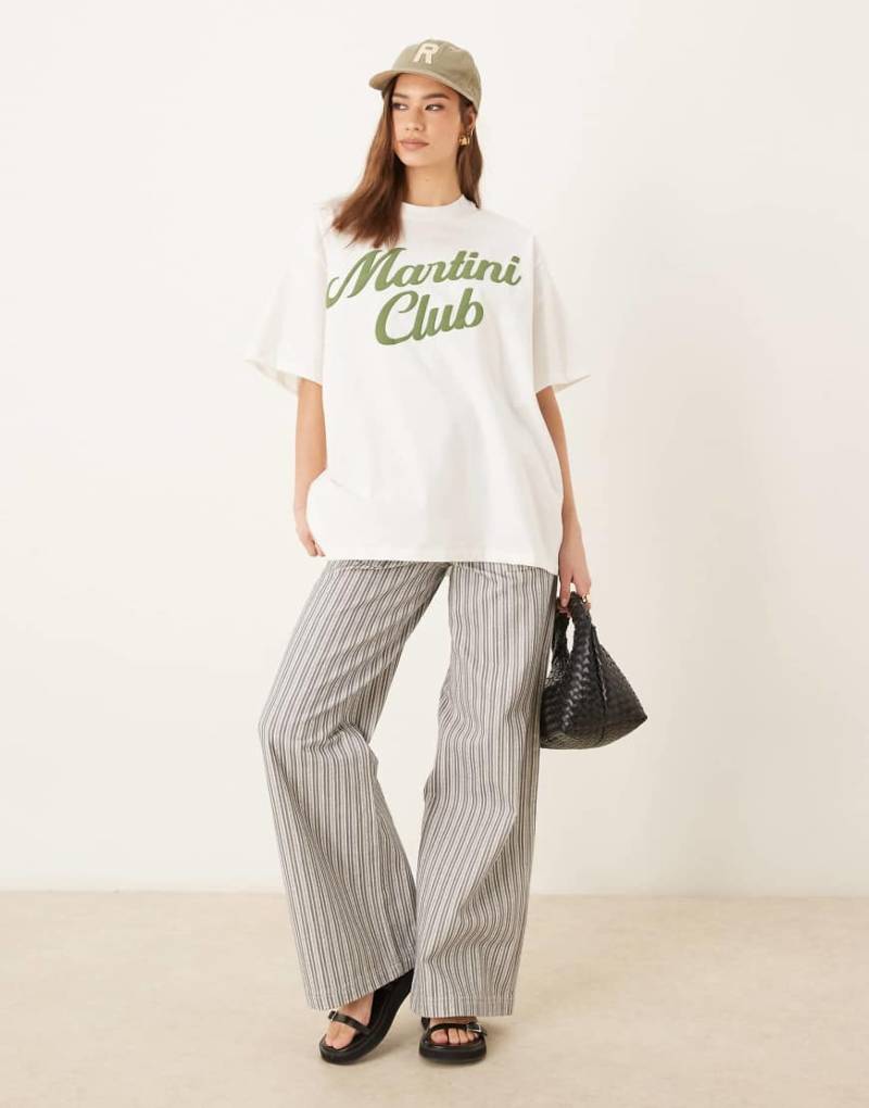 ASOS DESIGN - Oversize-T-Shirt in Kokosmilchweiß mit „Martini Club"-Print von ASOS DESIGN