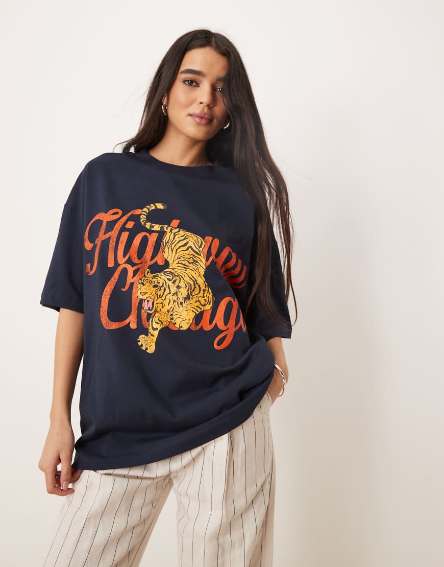 ASOS DESIGN - Oversize-T-Shirt in Marineblau mit „Chicago"-Tiger-Print von ASOS DESIGN