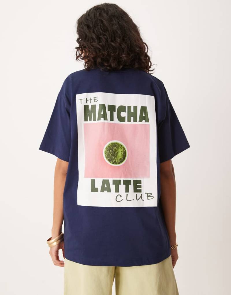 ASOS DESIGN - Oversize-T-Shirt in Marineblau mit „Matcha"-Print von ASOS DESIGN