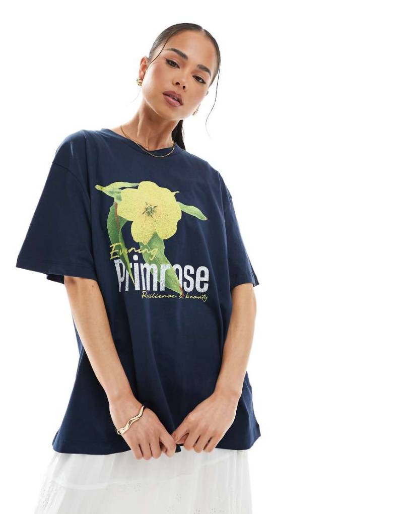 ASOS DESIGN - Oversize-T-Shirt in Marineblau mit „Primrose"-Blumenprint von ASOS DESIGN
