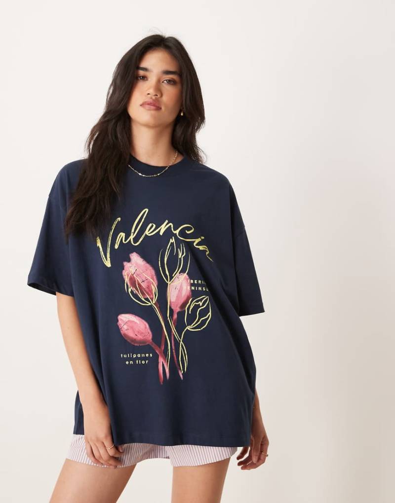 ASOS DESIGN - Oversize-T-Shirt in Marineblau mit „Valencia"-Blumen-Grafikprint von ASOS DESIGN