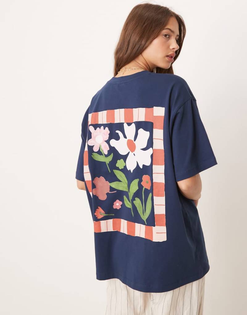 ASOS DESIGN - Oversize-T-Shirt in Marineblau mit Blumenmuster in gemalter Optik von ASOS DESIGN
