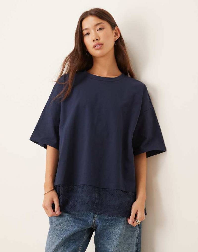 ASOS DESIGN - Oversize-T-Shirt in Marineblau mit Spitzenbesatz von ASOS DESIGN