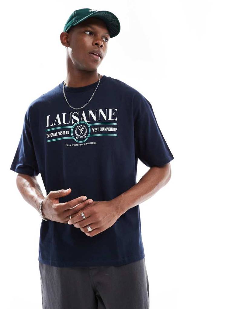 ASOS DESIGN - Oversize-T-Shirt in Marineblau mit Sportgrafik von ASOS DESIGN