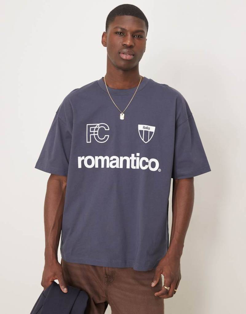 ASOS DESIGN - Oversize-T-Shirt in Marineblau mit Sportgrafik von ASOS DESIGN