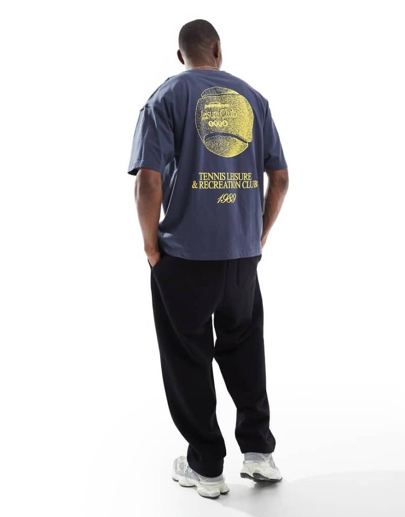 ASOS DESIGN - Oversize-T-Shirt in Marineblau mit Sportgrafik von ASOS DESIGN