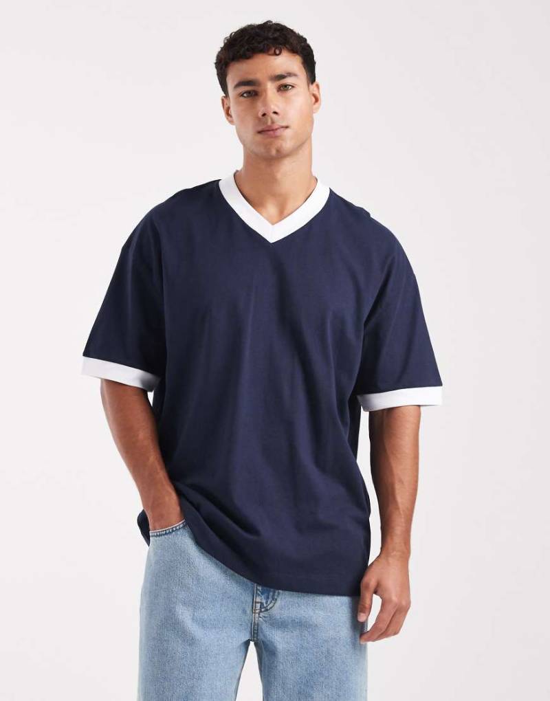 ASOS DESIGN - Oversize-T-Shirt in Marineblau mit V-Ausschnitt und kontrastierender Einfassung von ASOS DESIGN