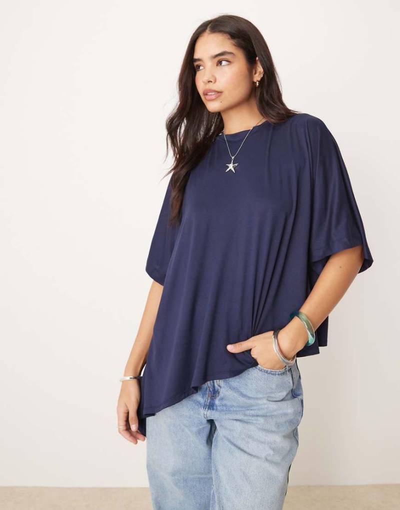 ASOS DESIGN - Oversize-T-Shirt in Marineblau mit drapiertem Saum von ASOS DESIGN