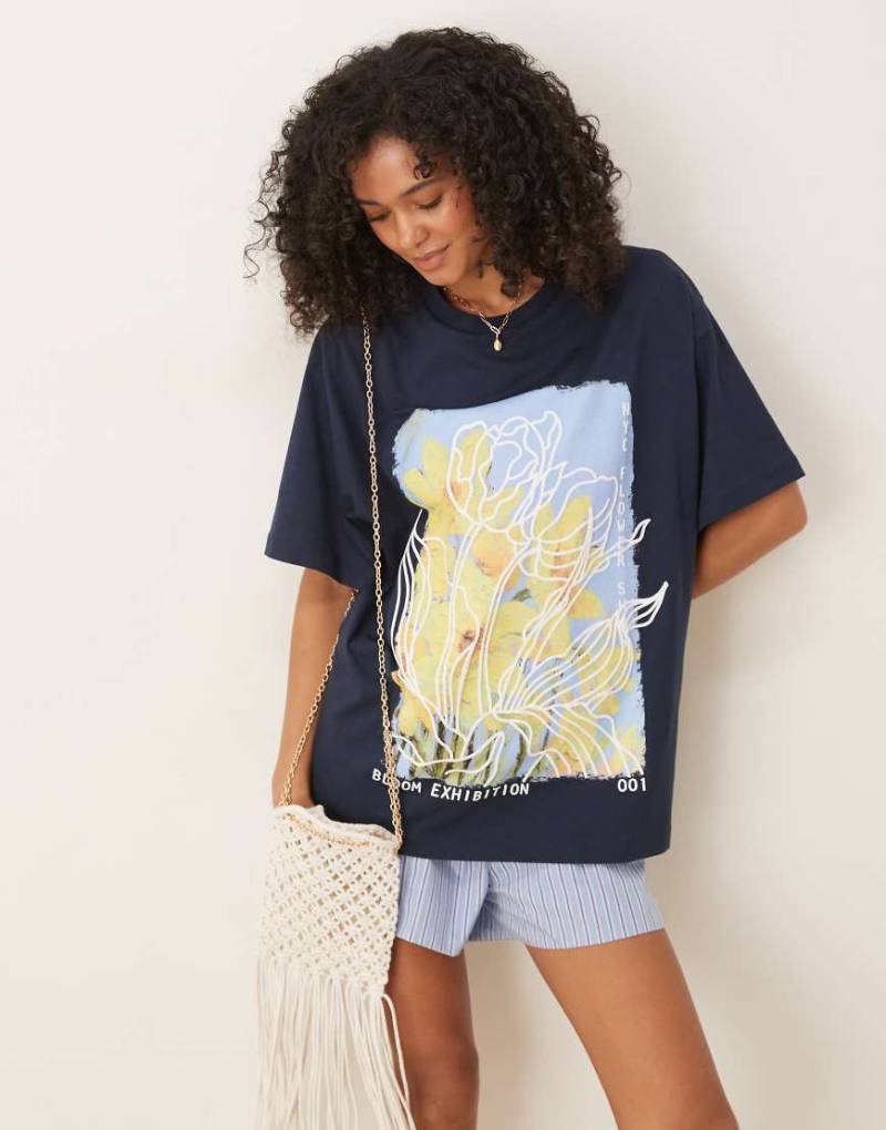 ASOS DESIGN - Oversize-T-Shirt in Marineblau mit gelbem Blumen-Grafikprint von ASOS DESIGN