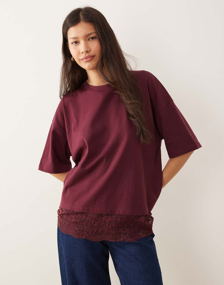 ASOS DESIGN - Oversize-T-Shirt in Pflaumenlila mit Spitzenbesatz von ASOS DESIGN