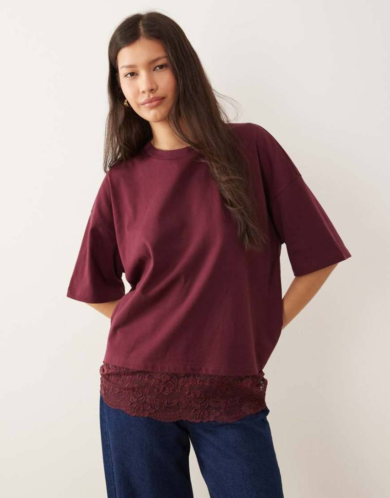 ASOS DESIGN - Oversize-T-Shirt in Pflaumenlila mit Spitzenbesatz von ASOS DESIGN