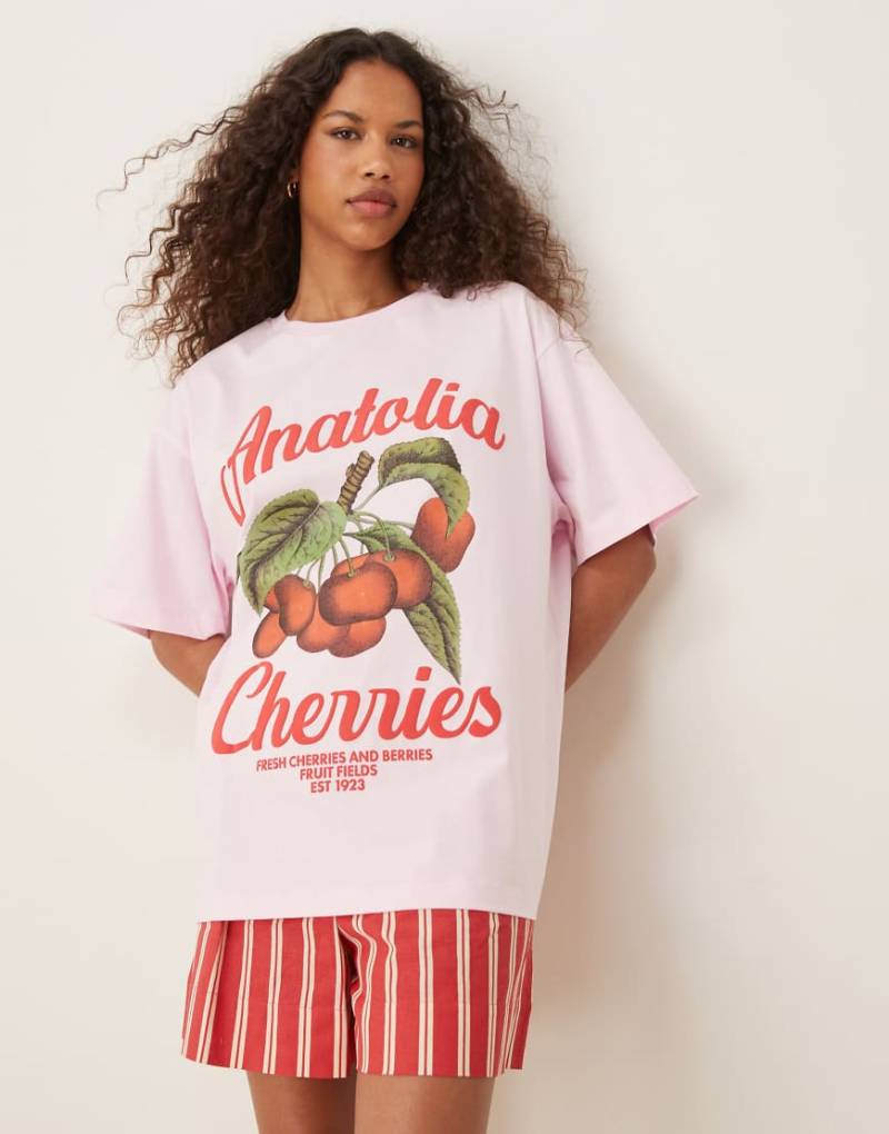 ASOS DESIGN - Oversize-T-Shirt in Rosa mit „Anatolia"-Kirsch-Print ASOS DESIGN - Oversize-T-Shirt in Rosa mit „Anatolia"-Kirsch-Print von ASOS DESIGN