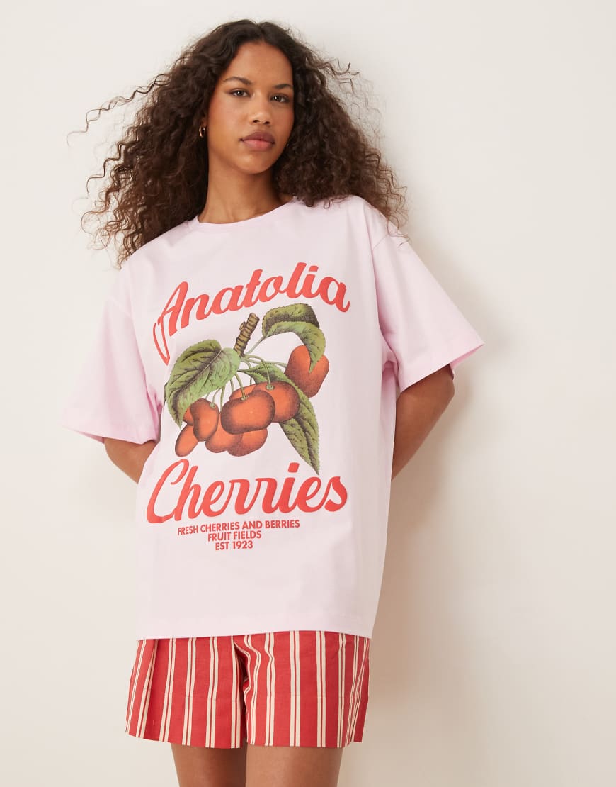 ASOS DESIGN - Oversize-T-Shirt in Rosa mit „Anatolia"-Kirsch-Print von ASOS DESIGN