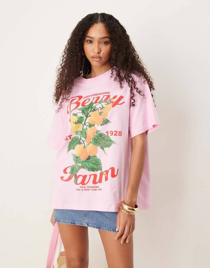 ASOS DESIGN - Oversize-T-Shirt in Rosa mit Beeren-Grafikprint von ASOS DESIGN
