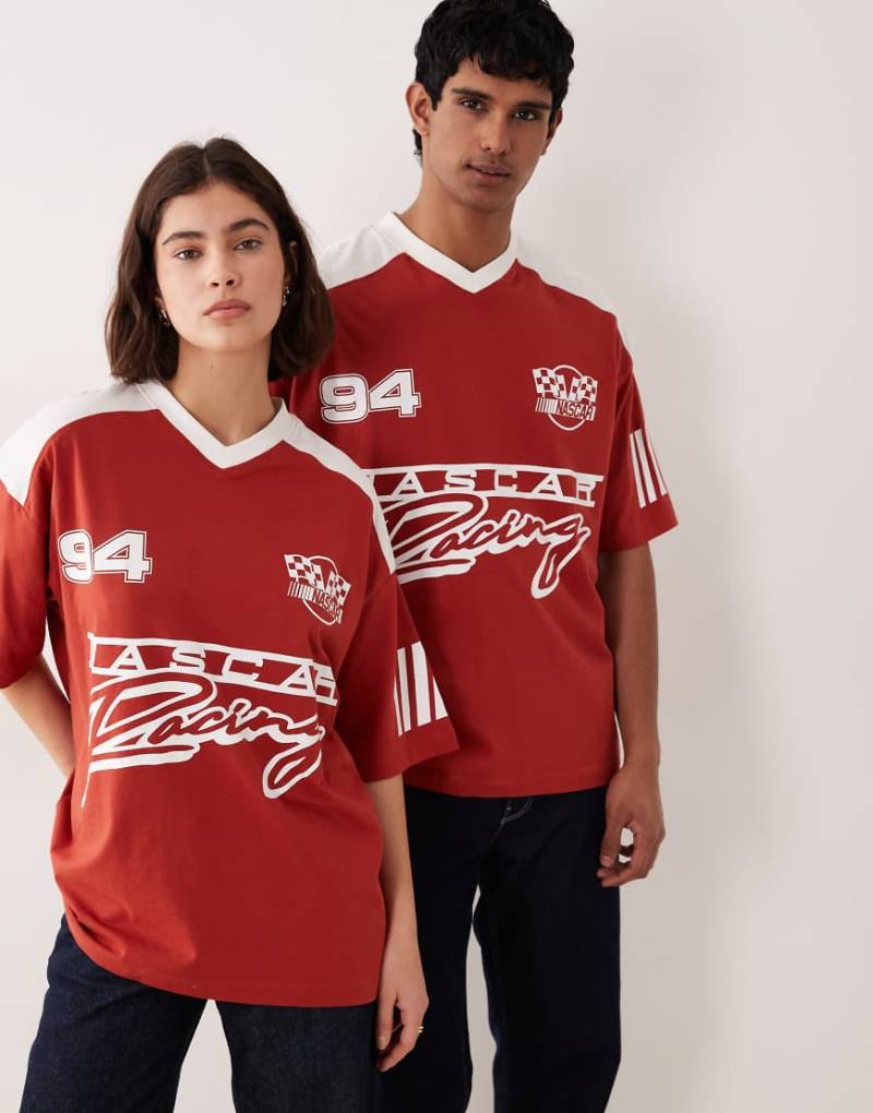 ASOS DESIGN - Oversize-T-Shirt in Rot im Unisex-Stil mit Nascar-Schaumprint von ASOS DESIGN