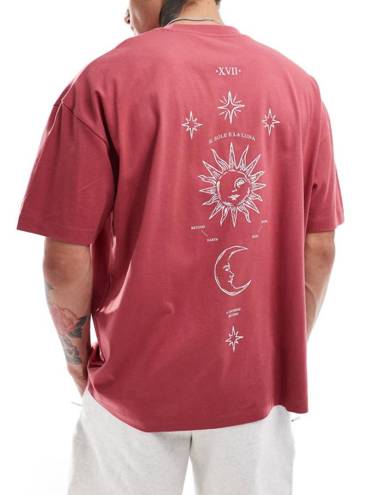 ASOS DESIGN - Oversize-T-Shirt in Rot mit Himmelskörper-Print entlang der Wirbelsäule von ASOS DESIGN