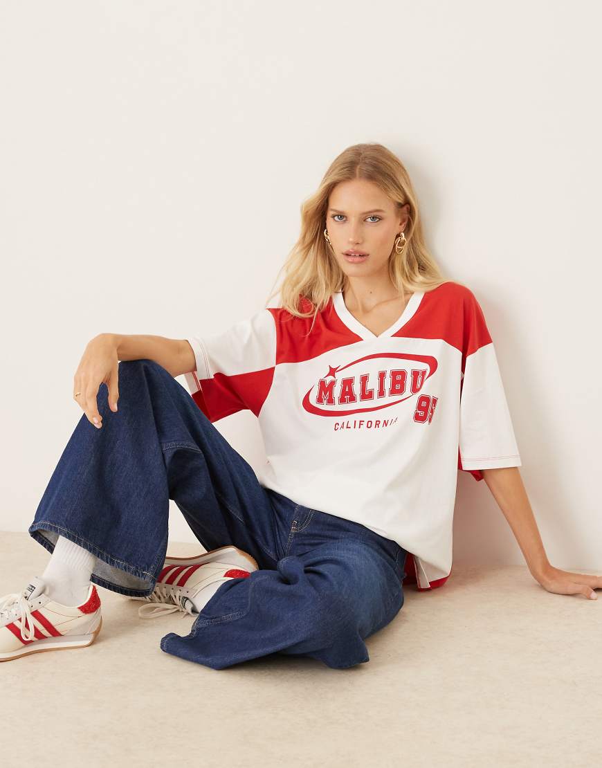 ASOS DESIGN - Oversize-T-Shirt in Rot und Weiß mit Grafik im Fußball-Look-Bunt von ASOS DESIGN