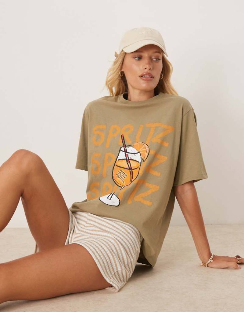 ASOS DESIGN - Oversize-T-Shirt in Salbeigrün mit Cocktail-Grafikprint von ASOS DESIGN