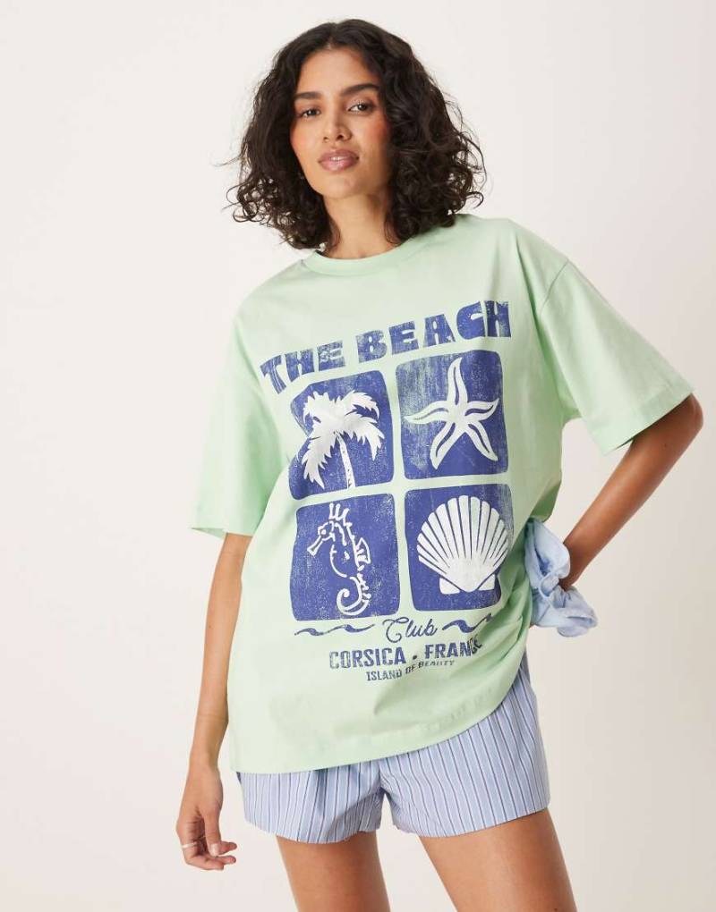 ASOS DESIGN - Oversize-T-Shirt in Salbeigrün mit Strand-Grafik von ASOS DESIGN