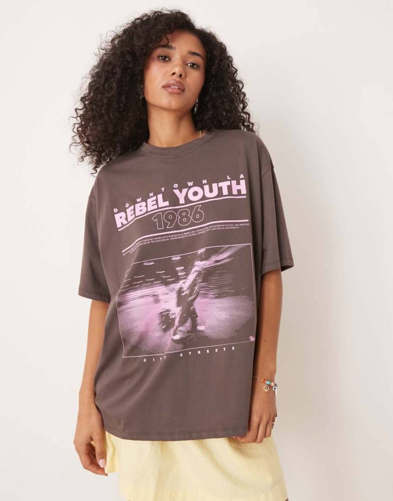 ASOS DESIGN - Oversize-T-Shirt in Schokobraun mit „Rebel"-Print von ASOS DESIGN