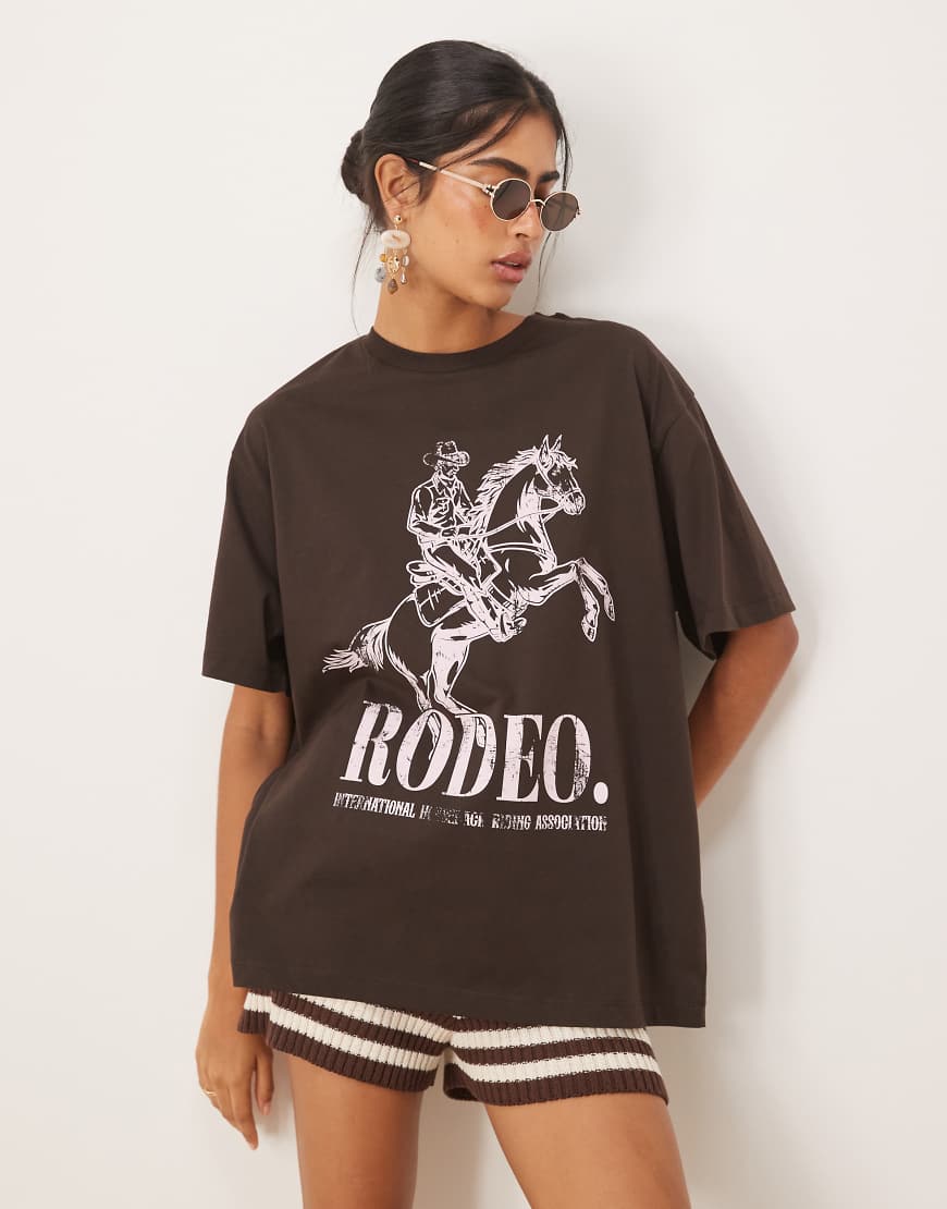 ASOS DESIGN - Oversize-T-Shirt in Schokobraun mit „Rodeo"-Print von ASOS DESIGN