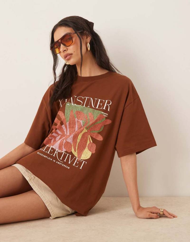 ASOS DESIGN - Oversize-T-Shirt in Schokobraun mit Kunst-Print von ASOS DESIGN