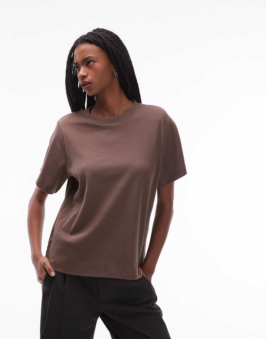 ASOS DESIGN - Oversize-T-Shirt in Schokobraun mit Schulterpolstern-Weiß ASOS DESIGN - Oversize-T-Shirt in Schokobraun mit Schulterpolstern-Weiß von ASOS DESIGN