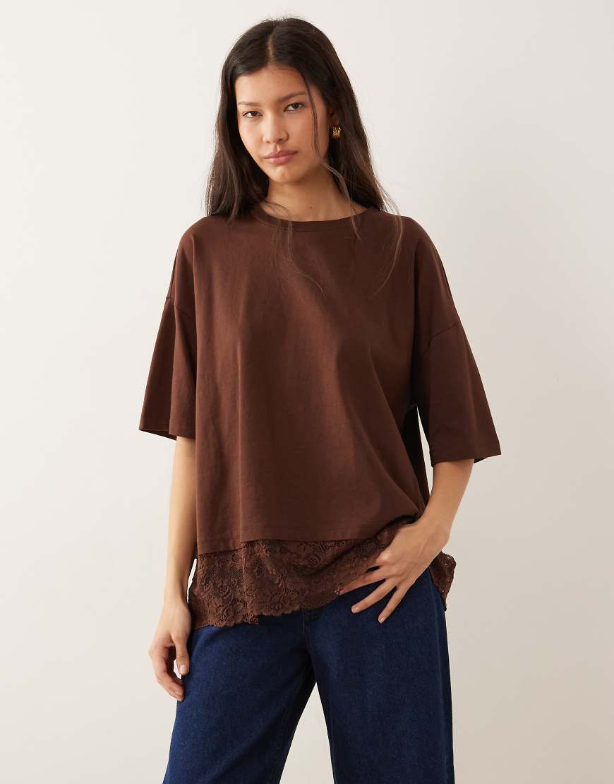 ASOS DESIGN - Oversize-T-Shirt in Schokobraun mit Spitzenbesatz-Brown von ASOS DESIGN