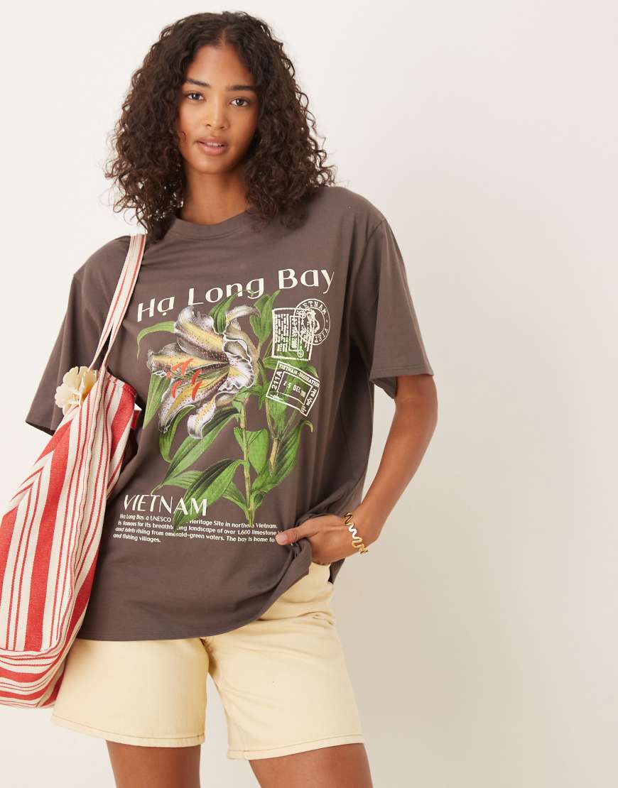 ASOS DESIGN - Oversize-T-Shirt in Schokobraun mit Vietnam-Blumen-Grafik von ASOS DESIGN