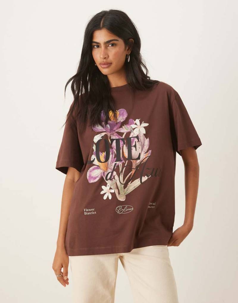 ASOS DESIGN - Oversize-T-Shirt in Schokoladenbraun mit „Cote d'Azur"-Blumenprint-Brown von ASOS DESIGN