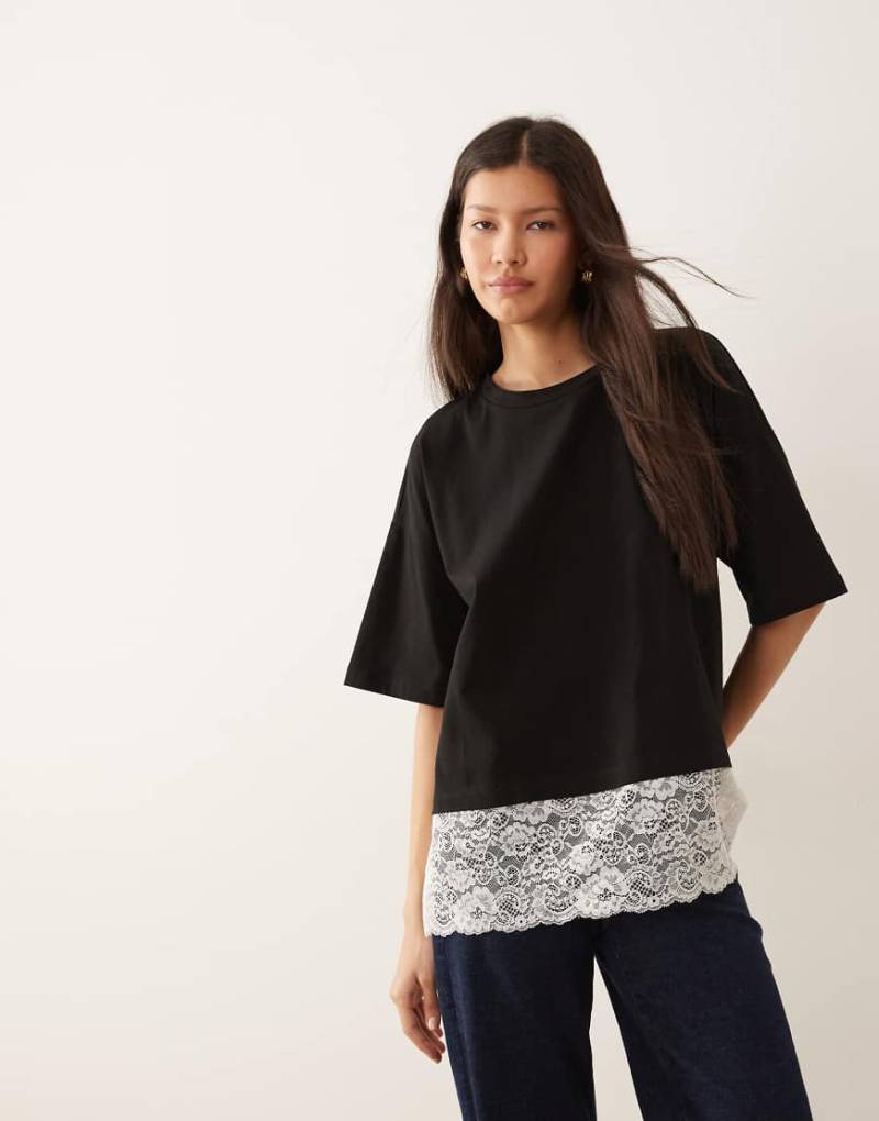 ASOS DESIGN - Oversize-T-Shirt in Schwarz-Weiß mit breiter Spitzenbordüre unterlegt von ASOS DESIGN