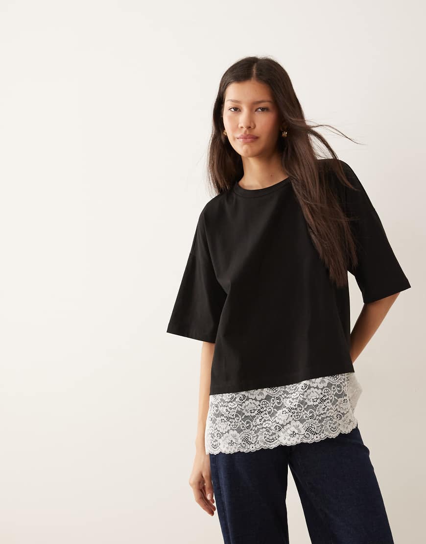 ASOS DESIGN - Oversize-T-Shirt in Schwarz-Weiß mit breiter Spitzenbordüre unterlegt von ASOS DESIGN