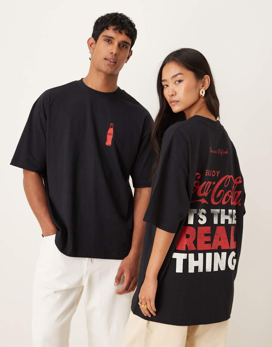 ASOS DESIGN - Oversize-T-Shirt in Schwarz im Unisex-Stil mit Coca-Cola-Print-Weiß von ASOS DESIGN