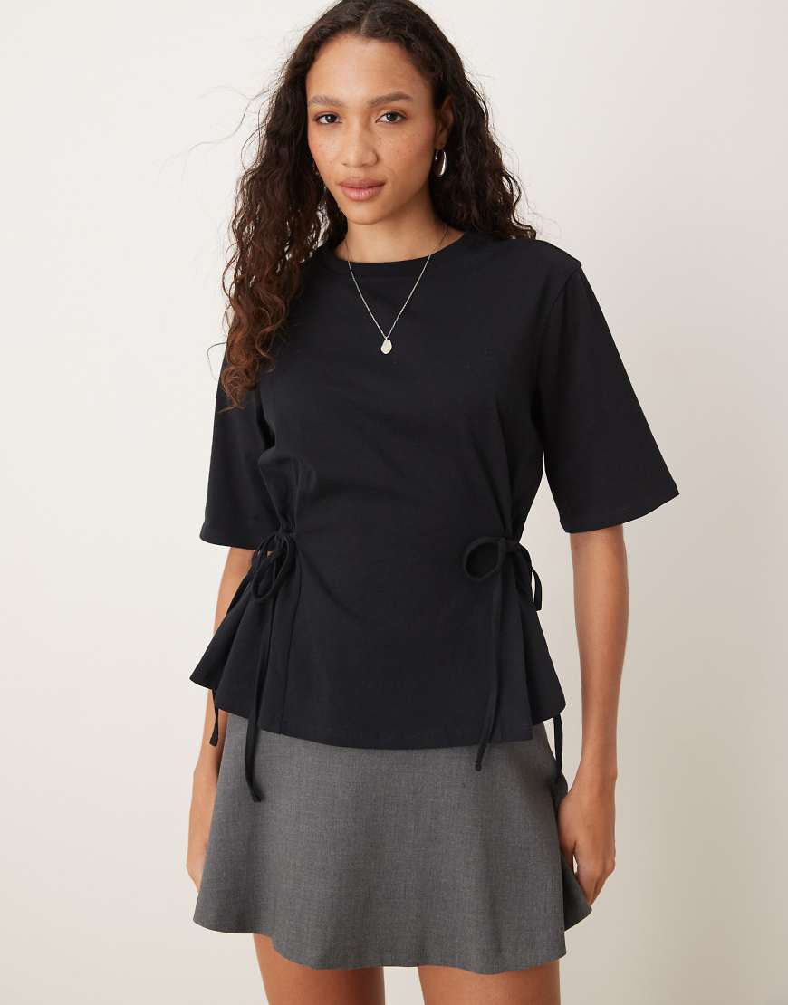 ASOS DESIGN - Tailliertes T-Shirt in Schwarz mit gebundenen Seiten von ASOS DESIGN