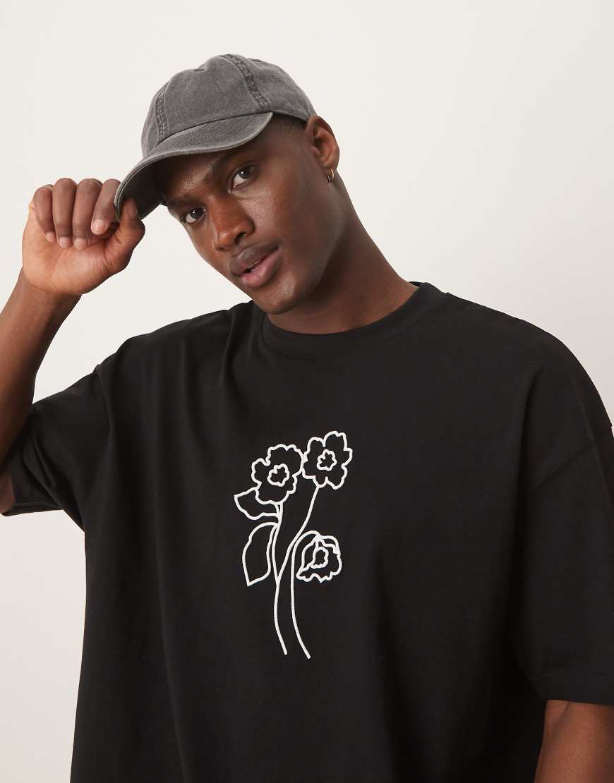 ASOS DESIGN - Oversize-T-Shirt in Schwarz mit Blumengrafik ASOS DESIGN - Oversize-T-Shirt in Schwarz mit Blumengrafik von ASOS DESIGN