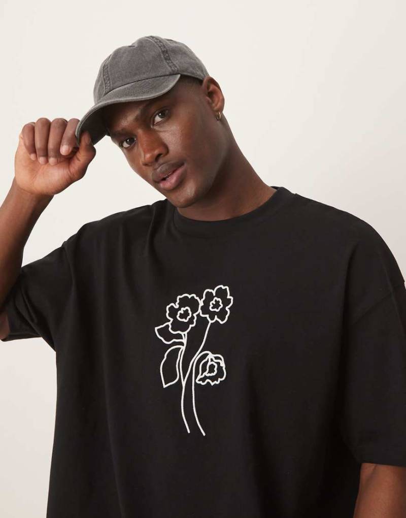 ASOS DESIGN - Oversize-T-Shirt in Schwarz mit Blumengrafik von ASOS DESIGN