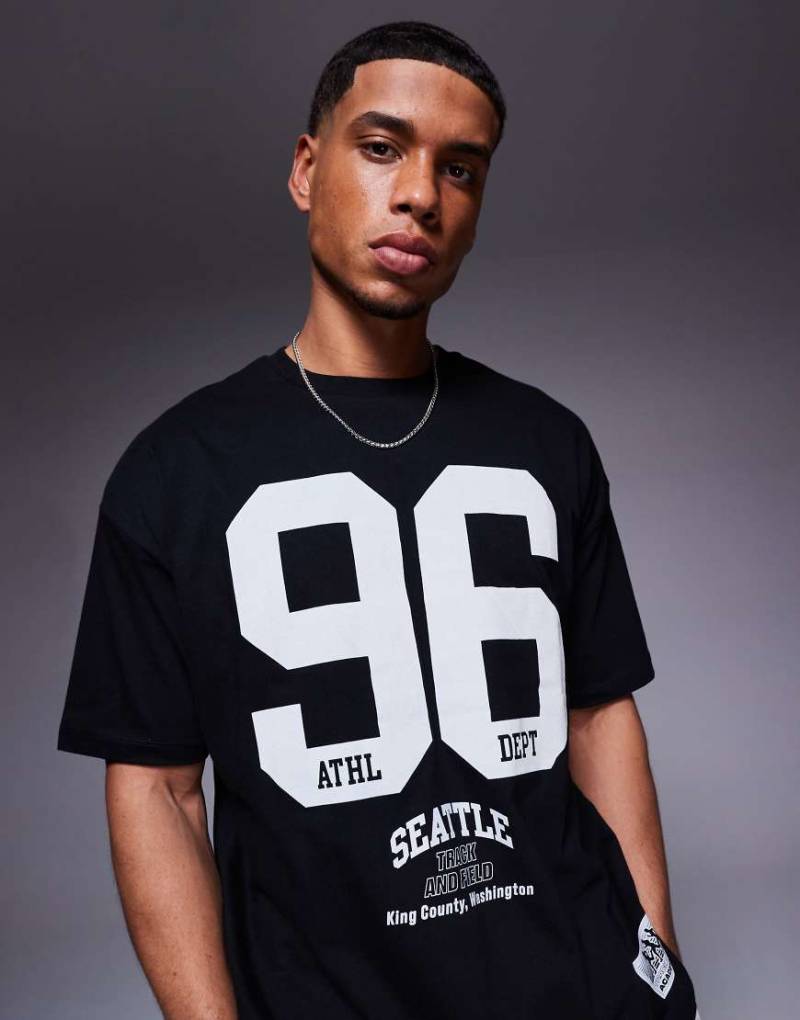 ASOS DESIGN - Oversize-T-Shirt in Schwarz mit Sportgrafiken von ASOS DESIGN